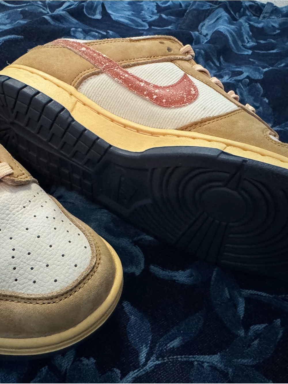 Nike Men's Low-Top Sneakers in Tan, Red and Navy - Picture 7 of 10